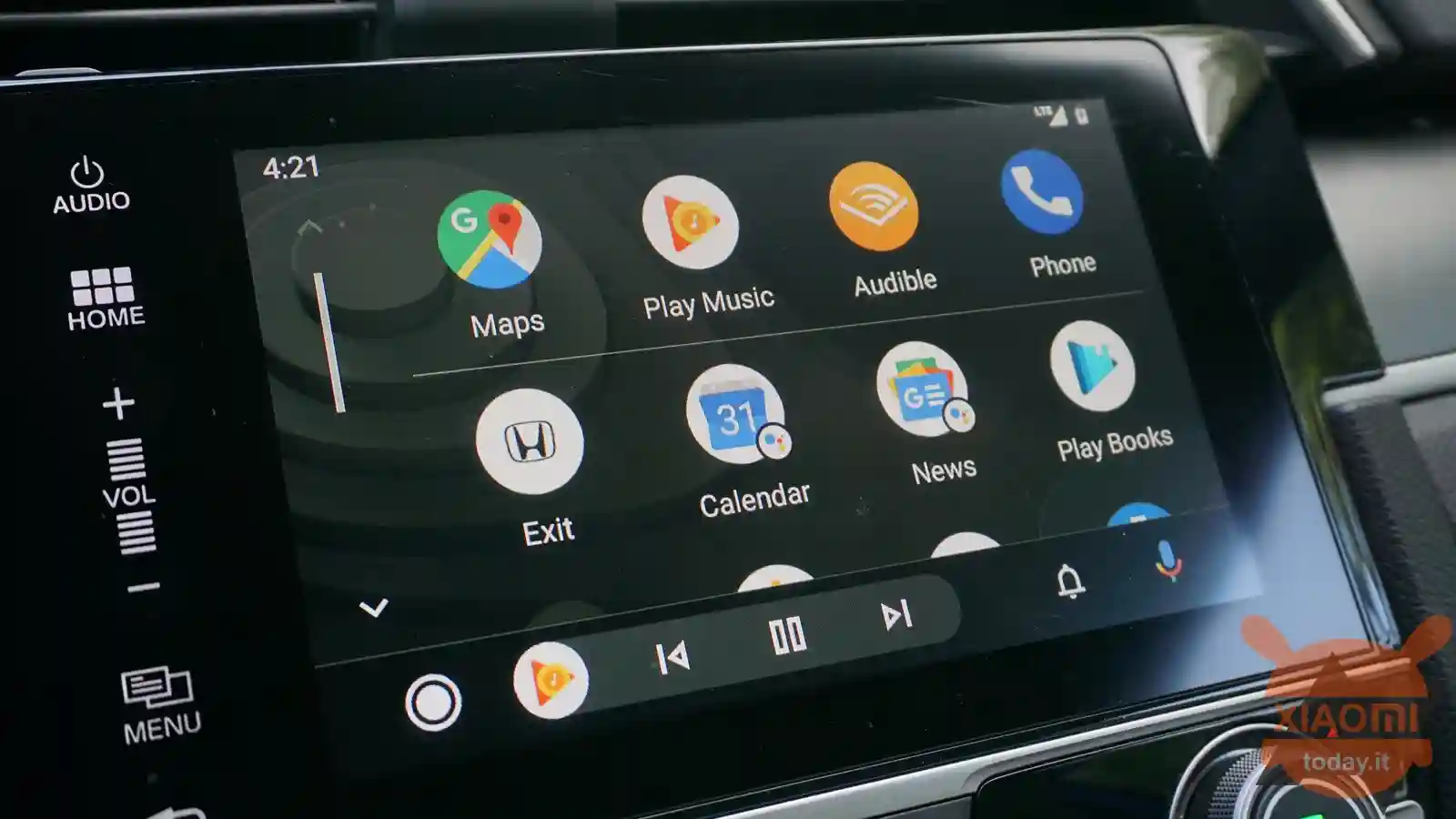 Modern dashboard met Android Auto navigatie in werking