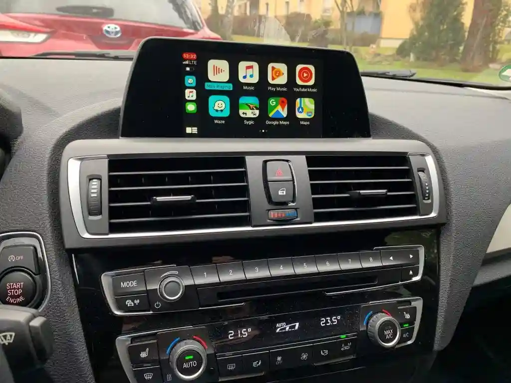 Auto-interieur met modern CarPlay-navigatiesysteem