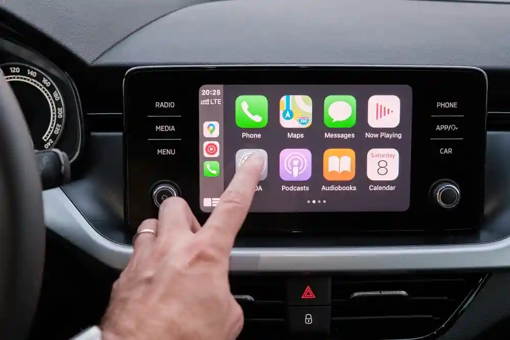 Modern dashboard met touchscreen en Apple CarPlay